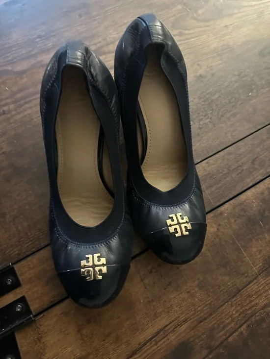 Tory Burch Navy Leather Block Heel Pumps with Gold Logo - Picture 3 of 6